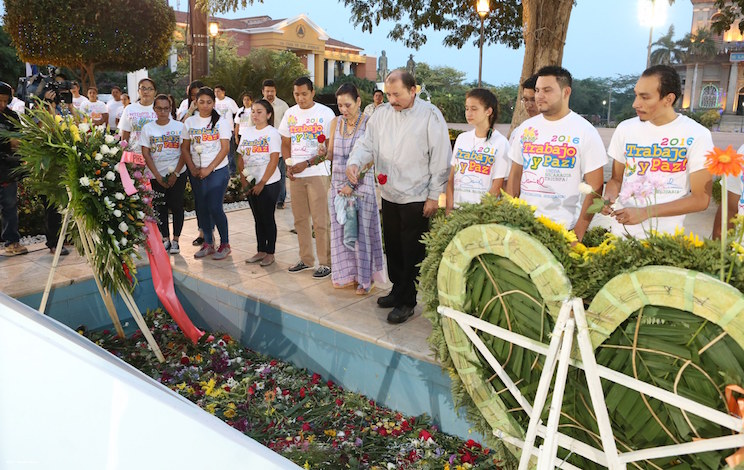 Daniel y Rosario rinden homenaje al Comandante Tom&aacute;s Borge